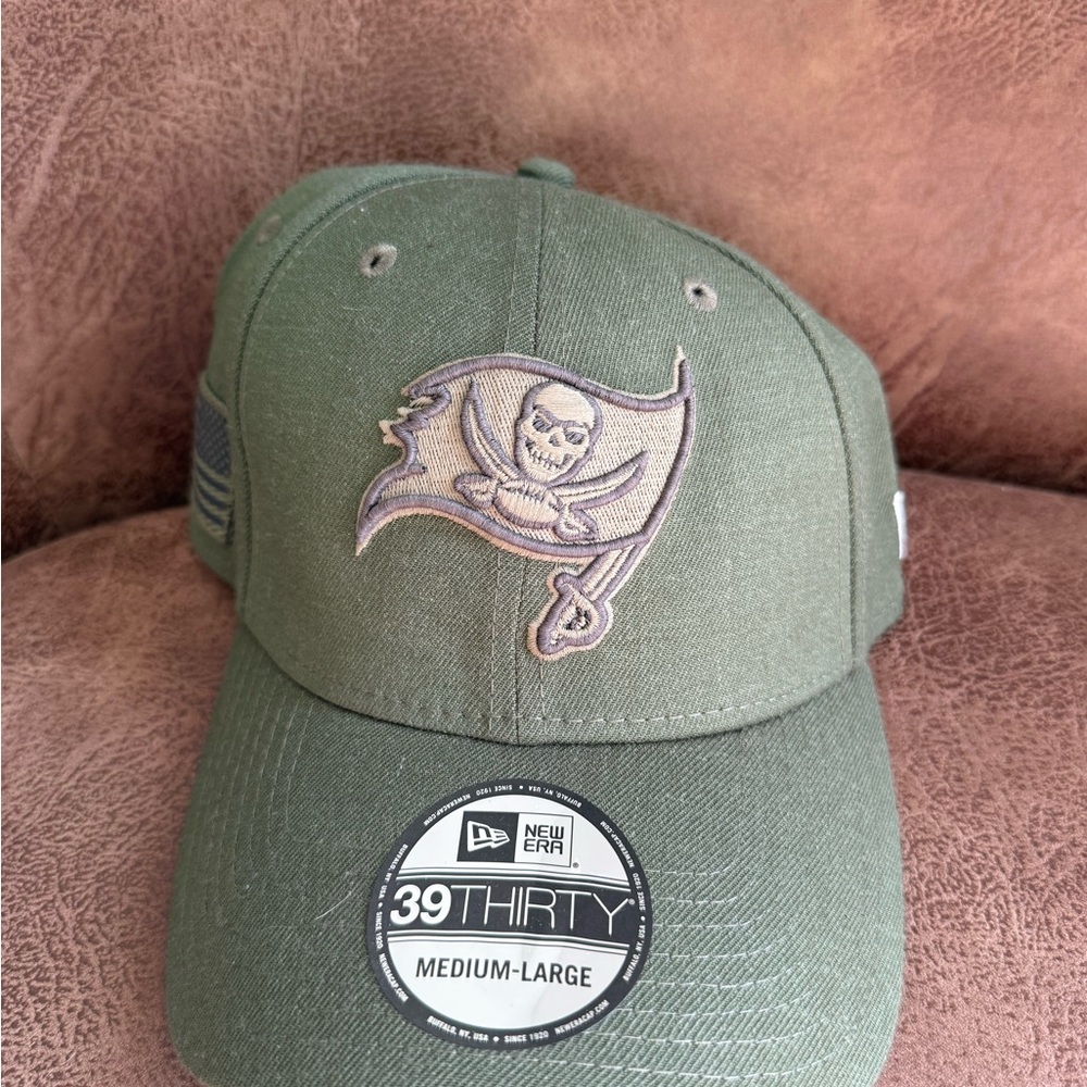 Tampa Bay Buccaneers Salute To Service Flex hat. Size M-L. NWT.